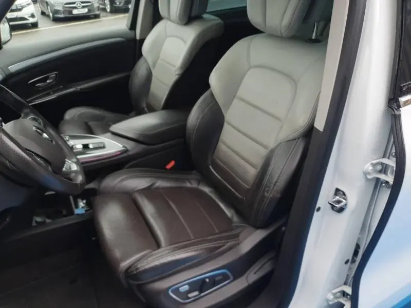 Intérieur du Renault Espace blanc nacré 2017, vue côté gauche sur sièges avant en cuir noir avec commandes électriques