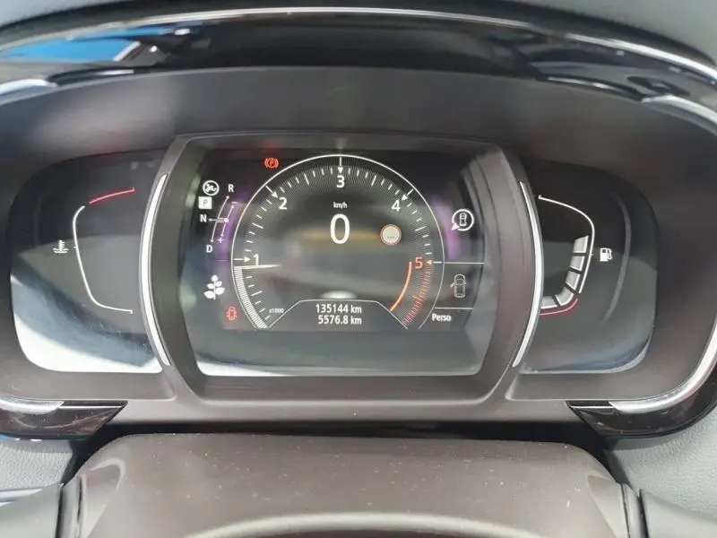 Tableau de bord numérique du Renault Espace 2017 montrant le compteur central et les indicateurs de vitesse et carburant.