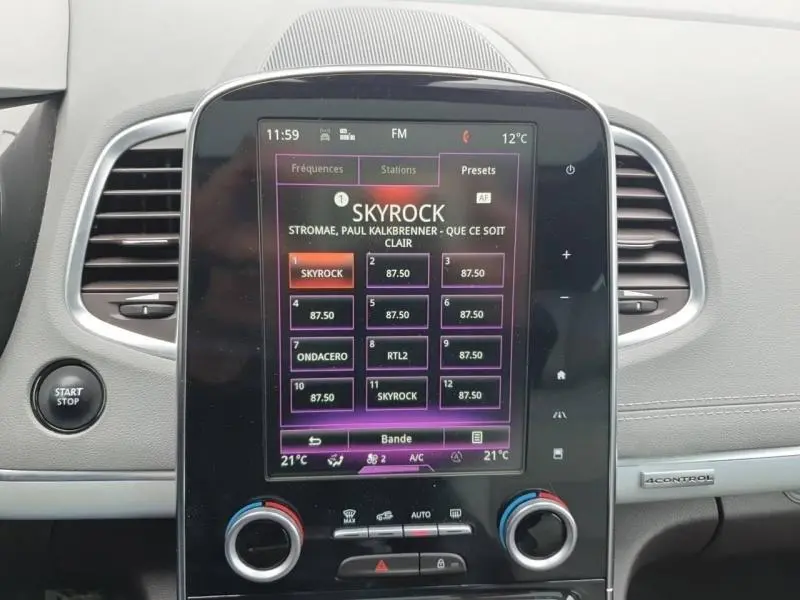 Écran tactile central du tableau de bord du Renault Espace blanc nacré 2017 affichant la radio Skyrock