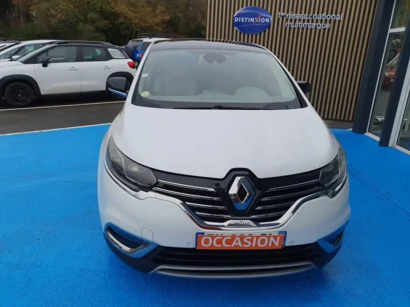 Vue avant d'un Renault Espace blanc nacré 2017 avec calandre chromée et plaque "OCCASION" sur fond bleu.