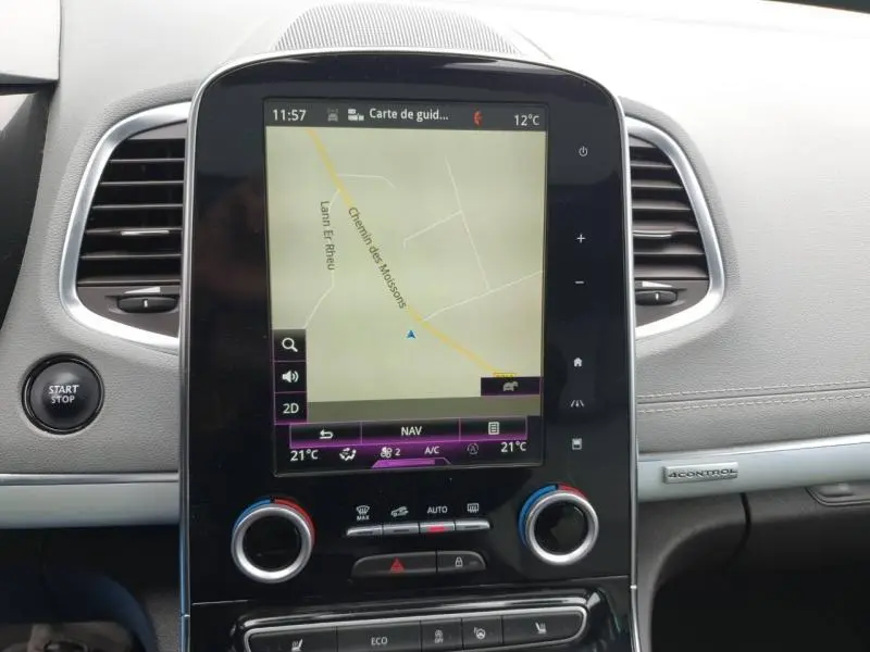 Vue rapprochée de la console centrale avec écran tactile GPS du Renault Espace blanc nacré 2017.