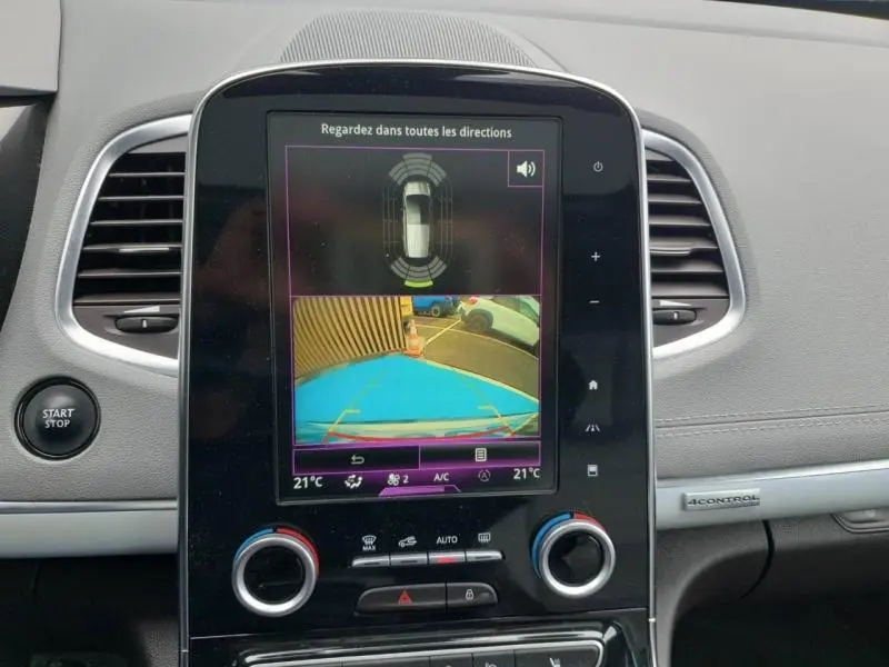 Écran tactile central affichant la caméra de recul dans l'habitacle gris du Renault Espace blanc nacré 2017