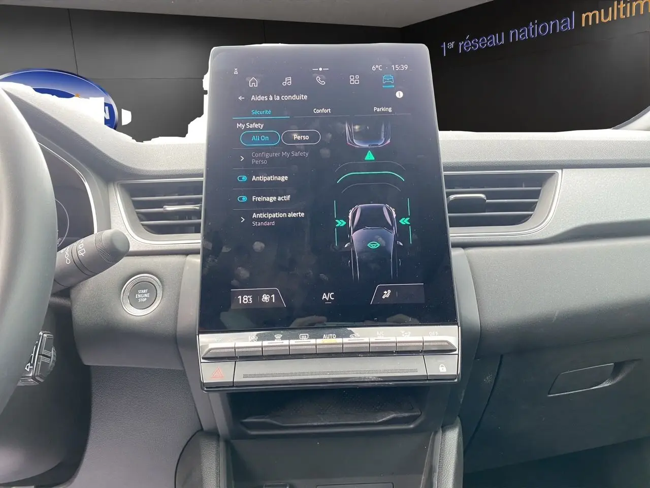 Vue intérieure centrée sur l’écran tactile du tableau de bord du Renault Captur 2025, affichant les aides à la conduite.