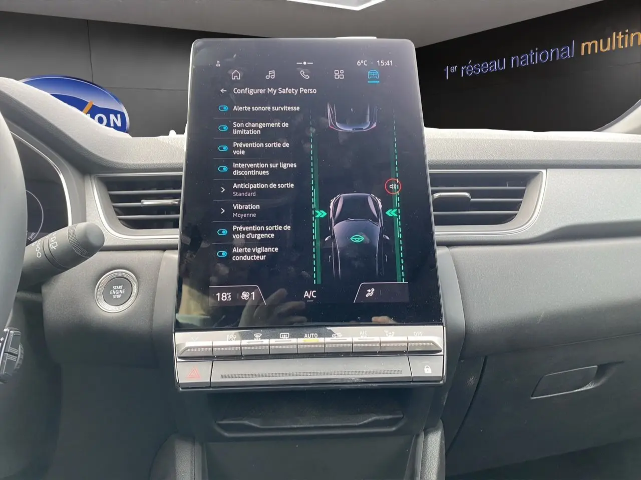 Vue centrale de l'écran tactile du tableau de bord du Renault Captur 2025, affichant les aides à la conduite.