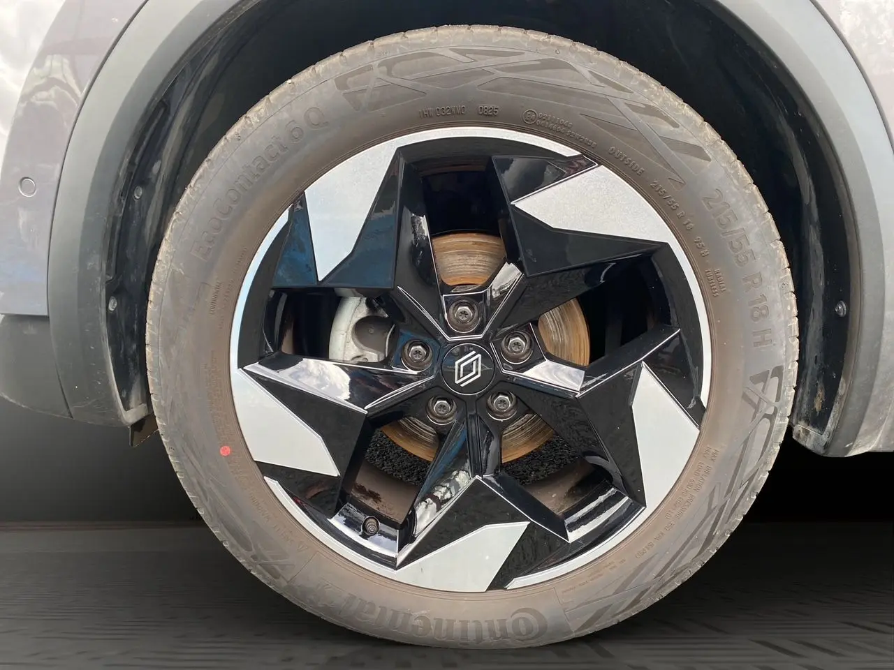 Gros plan sur la jante alu 18 pouces bicolore noire et argent du Renault Captur gris cassiopée, avec pneu Continental.