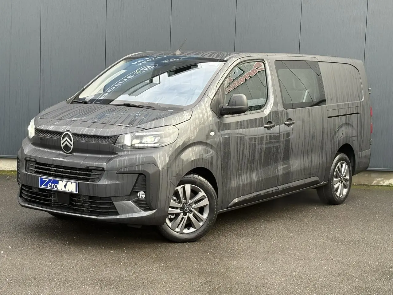 Vue 3/4 avant droit d’un Citroën Jumpy XL gris titane avec jantes alliage 17 pouces et calandre noire.