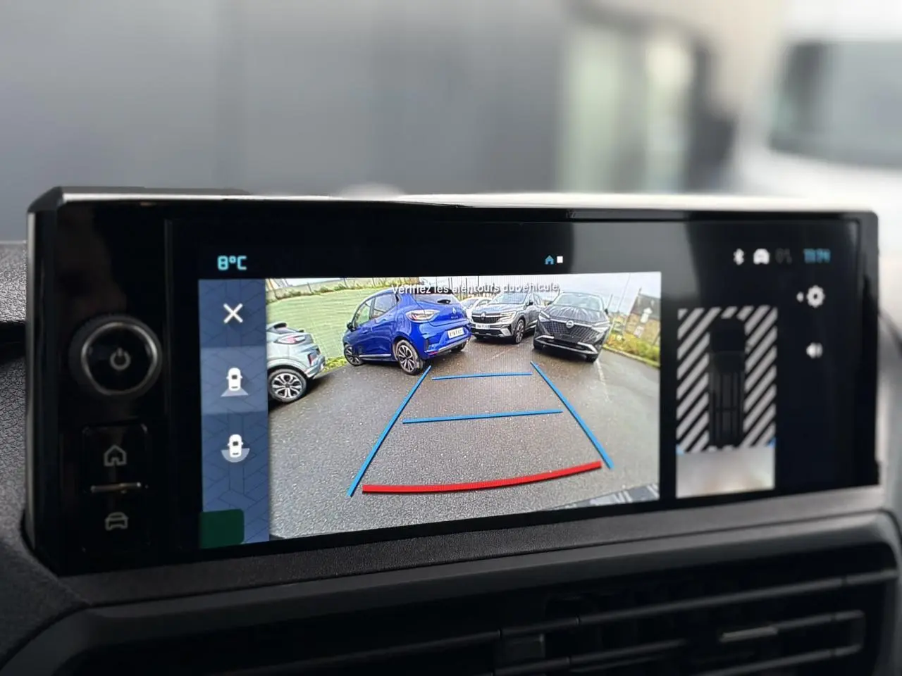 Écran tactile intérieur montrant la caméra de recul 180° du Citroën Jumpy gris titane, vue arrière du véhicule.