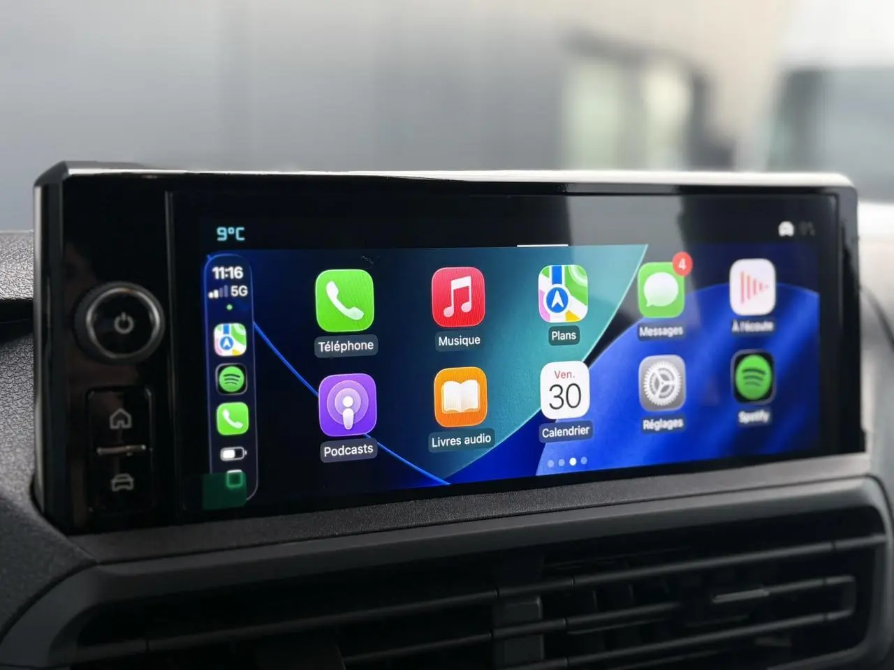 Écran tactile 10'' HD du tableau de bord du Citroën Jumpy XL gris titane, affichant Apple CarPlay.