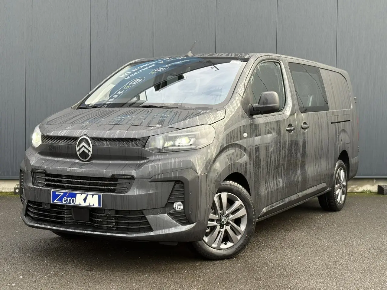 Vue 3/4 avant droit du Citroën Jumpy XL gris titane avec jantes alliage 17'' et calandre marquée.