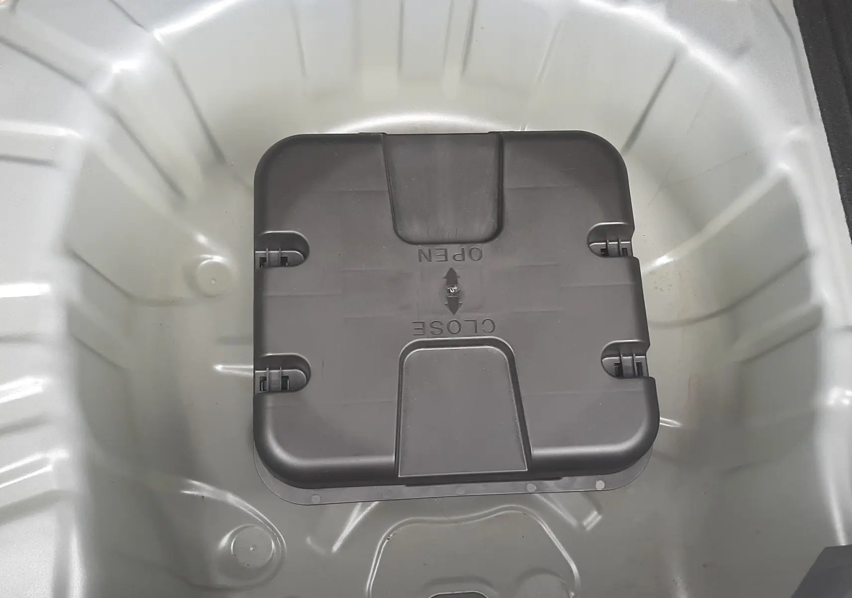 Coffre à roue de secours ouvert de Renault Clio V 2025, montrant le compartiment métallique gris schiste.