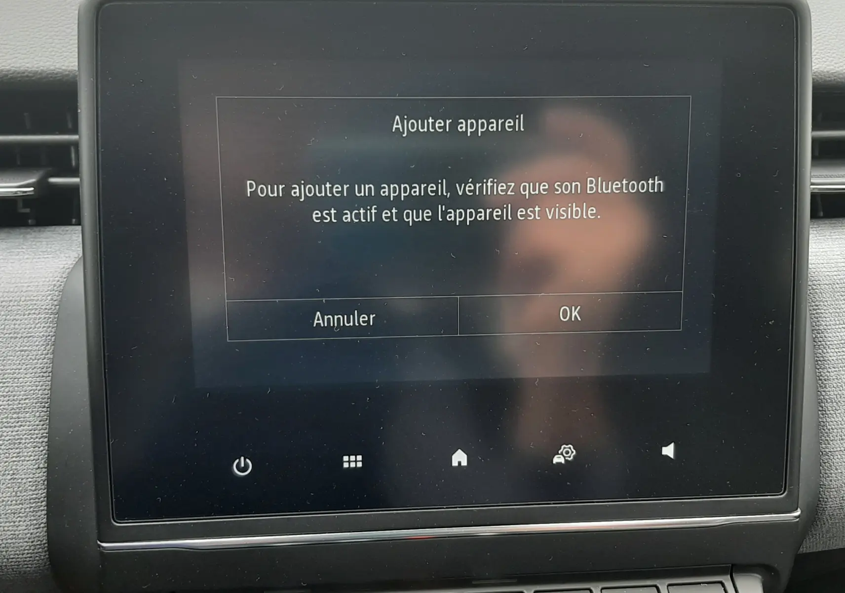Écran tactile central de la Renault Clio V 2025 affichant l'invite pour ajouter un appareil Bluetooth, avec boutons de commande en dessous.