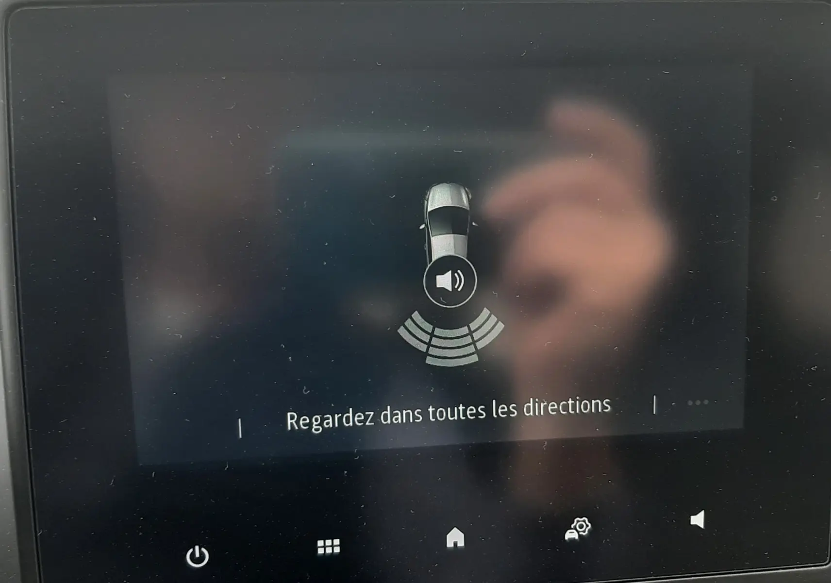 Écran tactile intérieur montrant l'alerte de proximité avec vue schématique grise de la Renault Clio V.