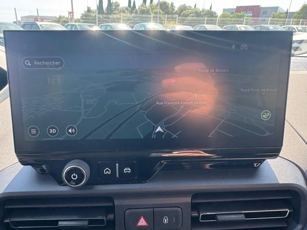 Écran tactile central du Peugeot Rifter 2026 affichant la navigation avec commandes sous l'écran, intérieur gris.
