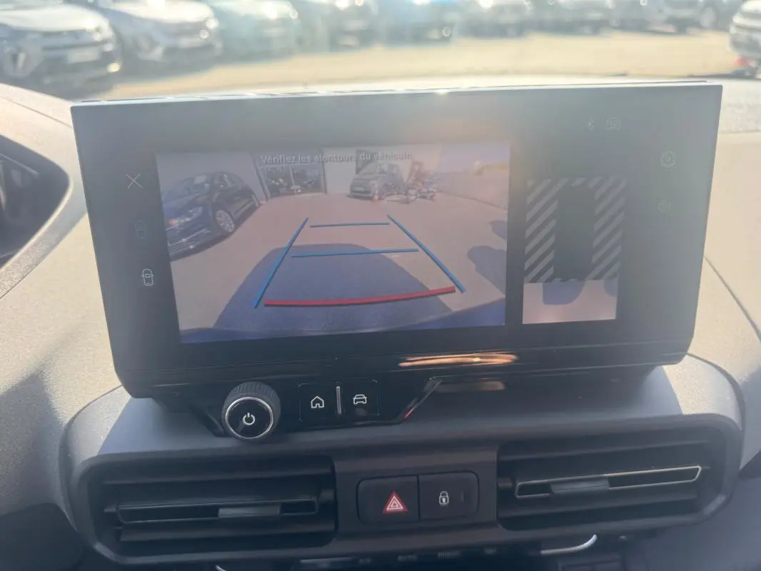 Écran tactile affichant la caméra de recul du Peugeot Rifter gris, vue intérieure du tableau de bord.