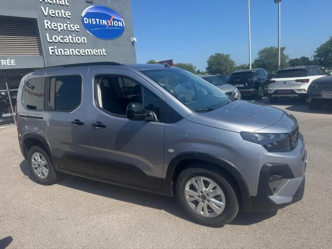 Peugeot Rifter gris en vue de profil droit, avec porte latérale coulissante et jantes alliage 17 pouces visibles.