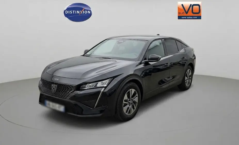 Peugeot 408 Hybrid 145 e-DCS6 Allure noir vue 3/4 avant droit, avec calandre distinctive et signature lumineuse LED verticale.