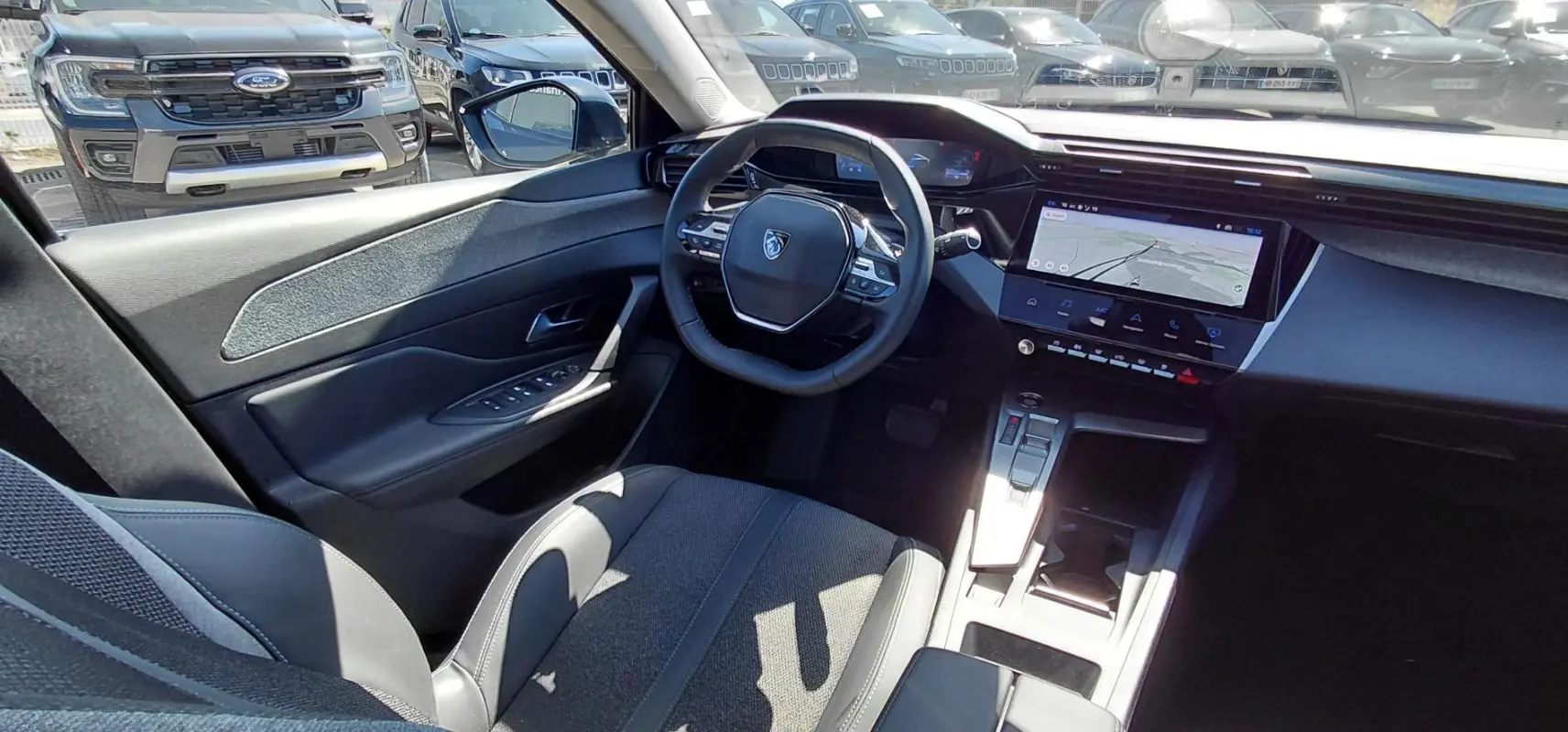 Intérieur du Peugeot 408 Hybrid 145 e-DCS6 Allure 2025, vue côté conducteur sur tableau de bord et écran tactile.