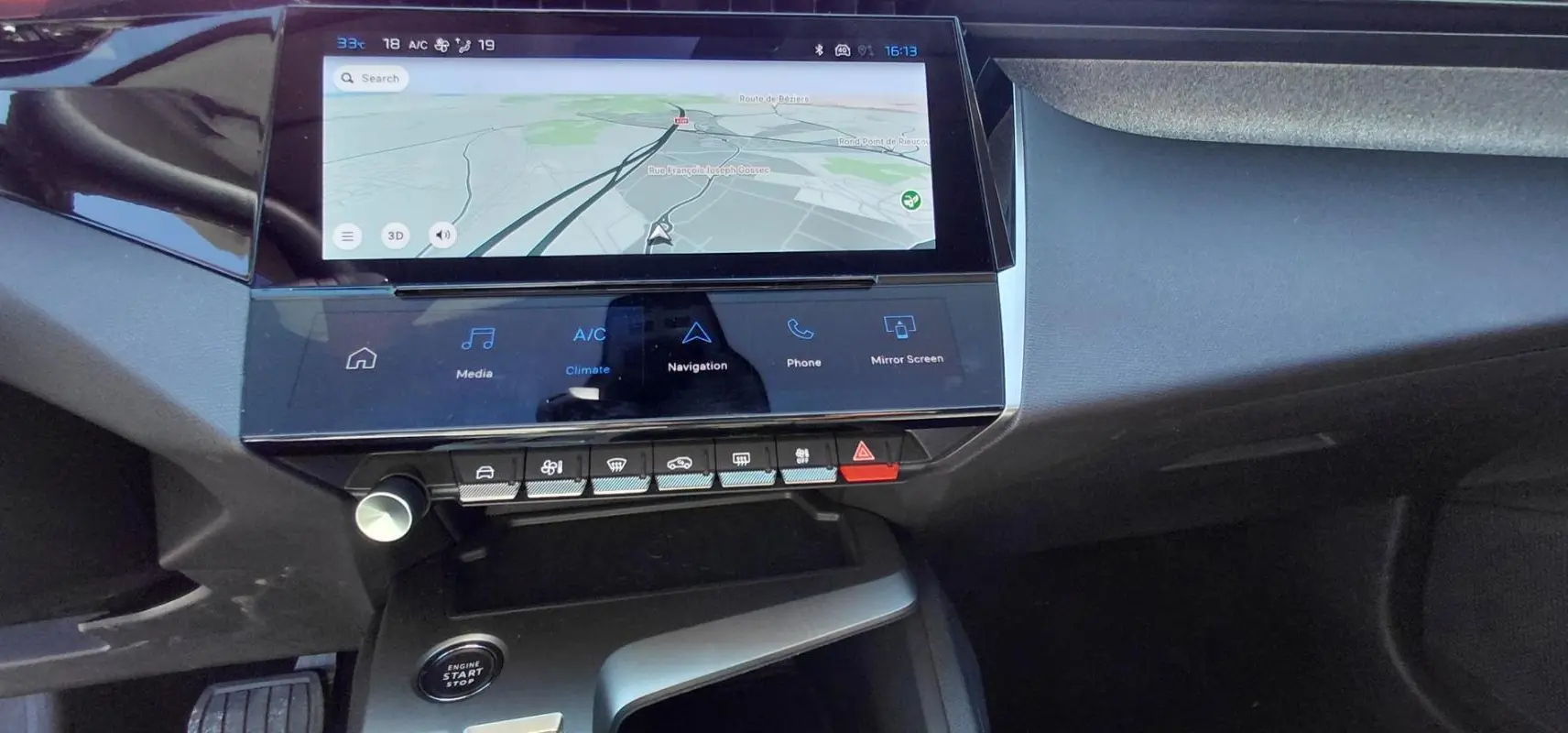 Vue rapprochée du tableau de bord de la Peugeot 408 Hybrid 145 Allure 2025, écran tactile avec navigation active.