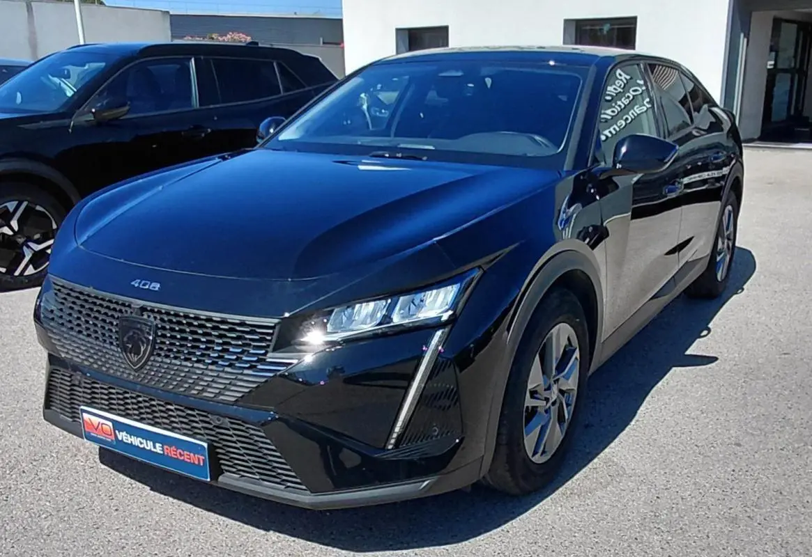 Peugeot 408 Hybrid 145 e-DCS6 Allure noire vue en 3/4 avant, avec calandre distinctive et feux LED verticaux.