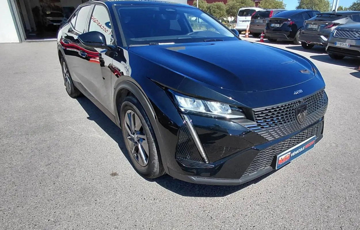 PEUGEOT 408 Hybrid 145 Allure noir vu en 3/4 avant droit, avec calandre distinctive et phares LED marquants.