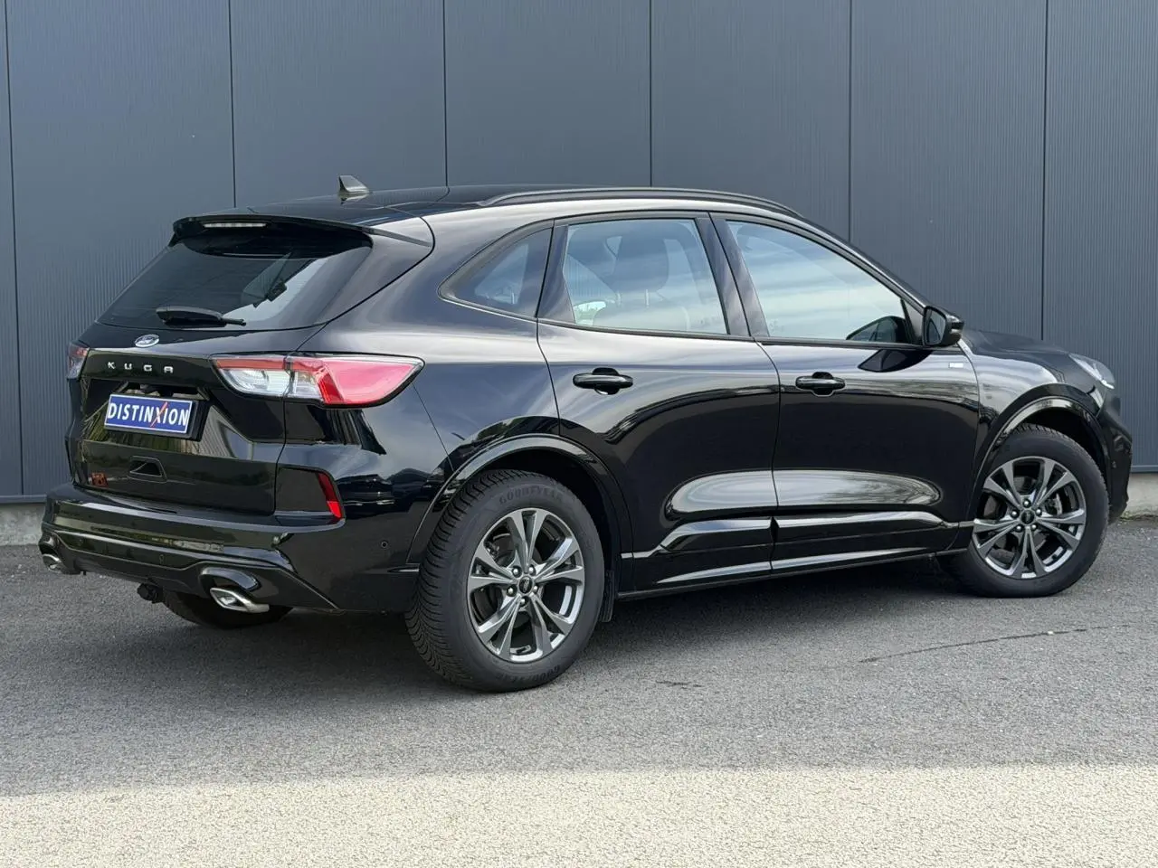 Ford Kuga 2.0 EcoBlue ST-Line noir Agathe, vue 3/4 arrière droit, jantes alliage 18 pouces et double sortie d’échappement.