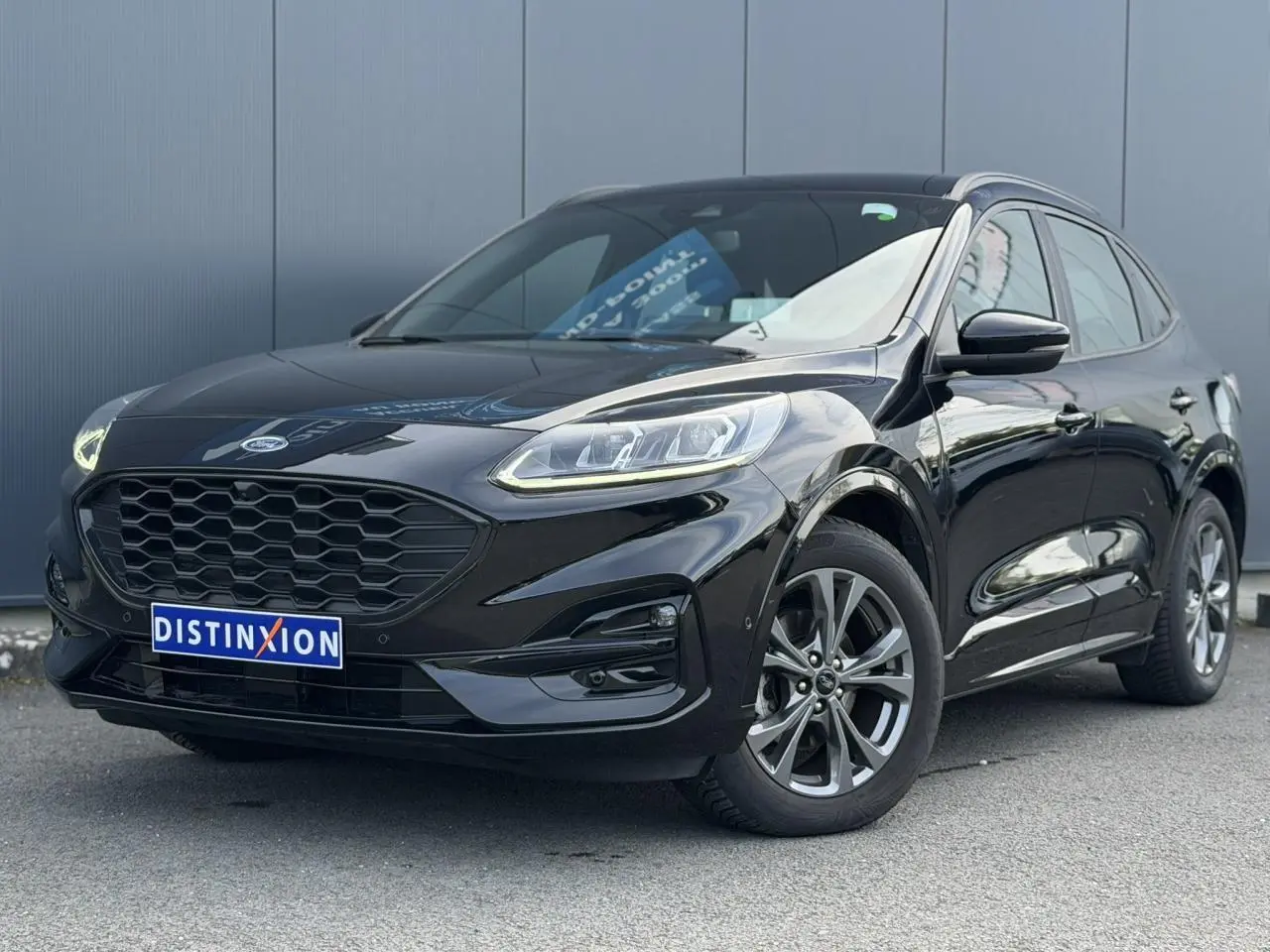 Ford Kuga noir Agathe en 3/4 avant droit, avec calandre hexagonale et jantes alliage 18 pouces ST-Line.