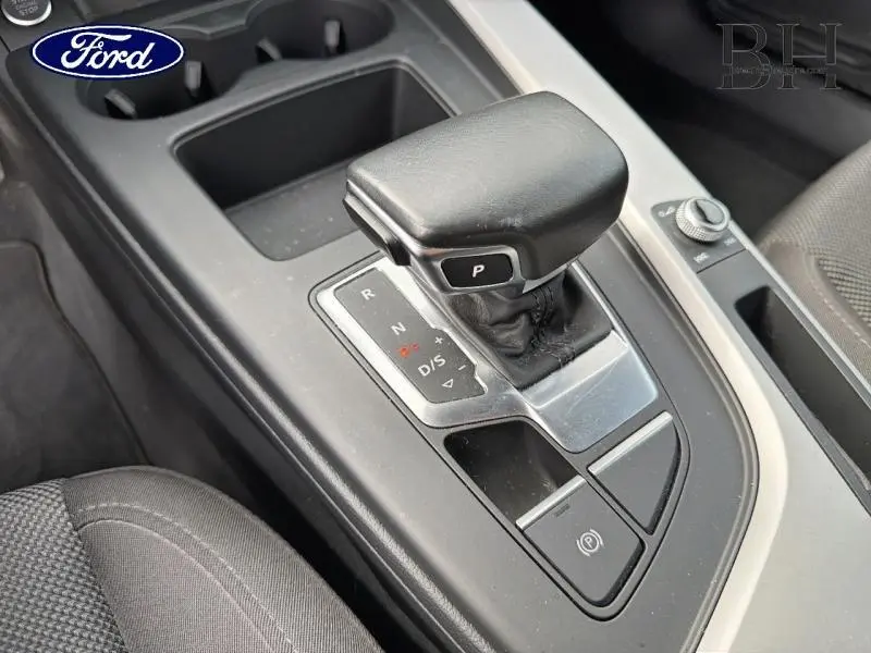 Le levier de vitesses automatique noir et gris de l'Audi A4 Avant, vu en gros plan depuis le siège conducteur.