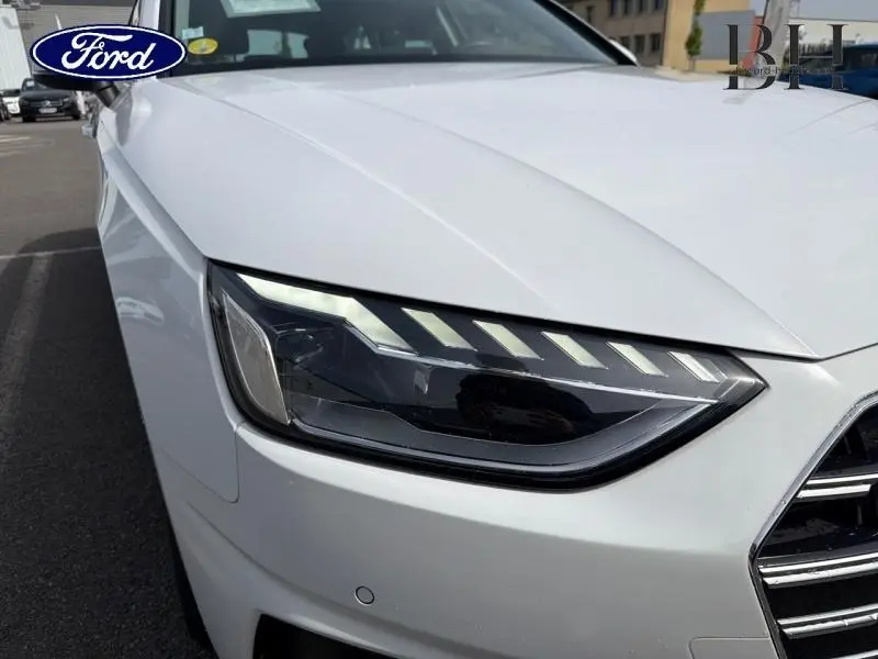 Gros plan sur le phare avant droit blanc glacier métallisé d'une Audi A4 Avant 30 TDI 2021.