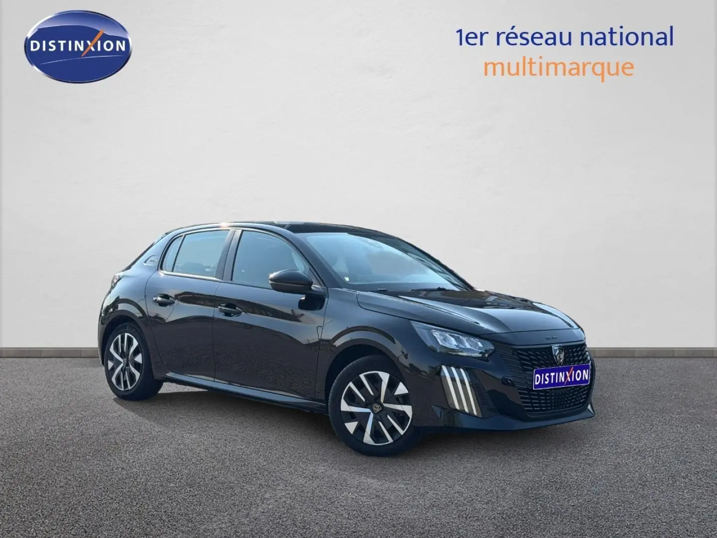 Peugeot 208 noir Perla Nera vue 3/4 avant droit, avec jantes alliage et feux LED verticaux distinctifs.
