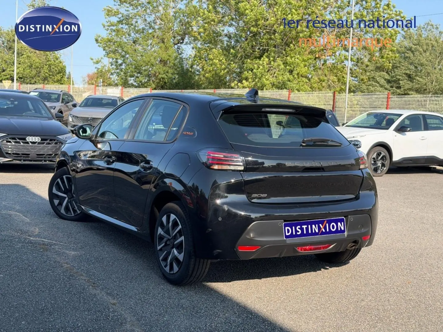 Peugeot 208 noir Perla Nera vue 3/4 arrière droit, avec jantes et logo Style sur la custode.
