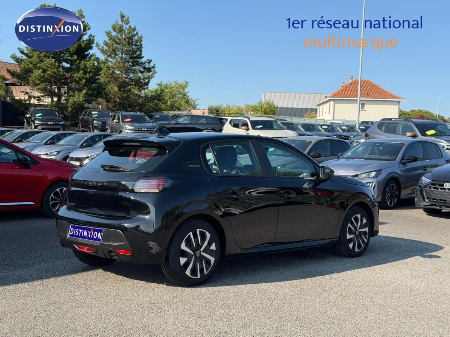 Peugeot 208 noir Perla Nera vue 3/4 arrière droit, avec jantes alliage et feux arrière LED distinctifs.