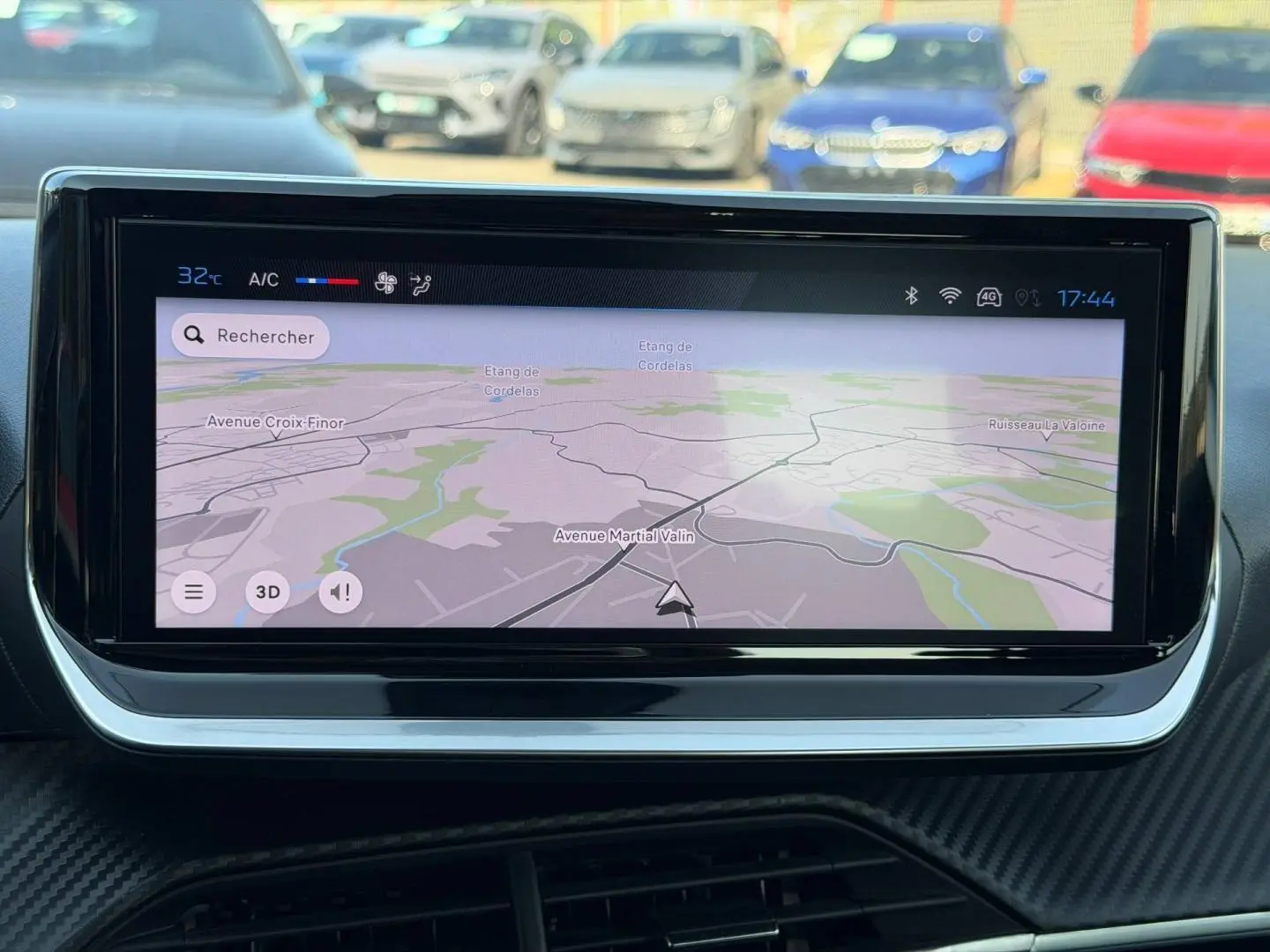 Écran tactile multifonction intérieur de la Peugeot 208 2025, affichant la navigation GPS en plein jour.