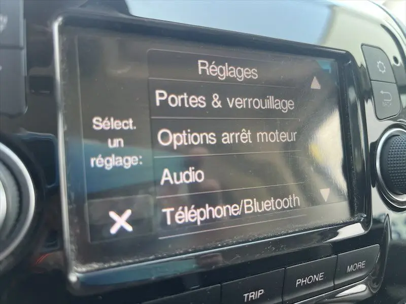 Écran tactile du système multimédia du Peugeot Boxer FGN 2021 affichant les réglages de portes et Bluetooth.