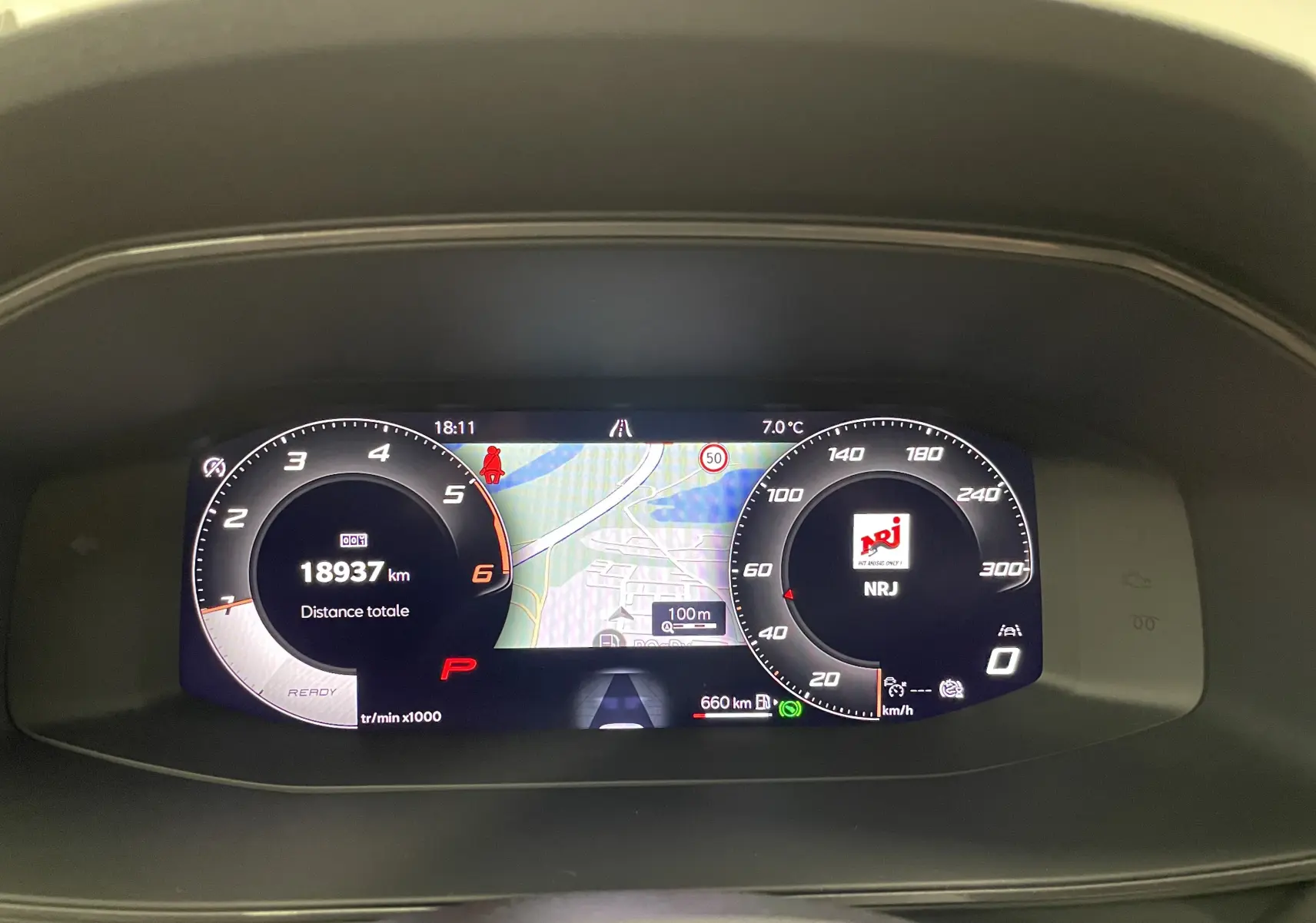 Tableau de bord numérique du CUPRA Formentor noir Minuit, affichant la navigation et compteurs à 18h11, 7°C.