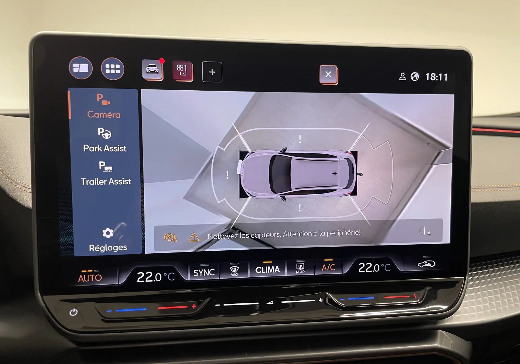 Affichage intérieur de la caméra 360° montrant la vue aérienne du CUPRA Formentor noir Minuit avec attelage escamotable