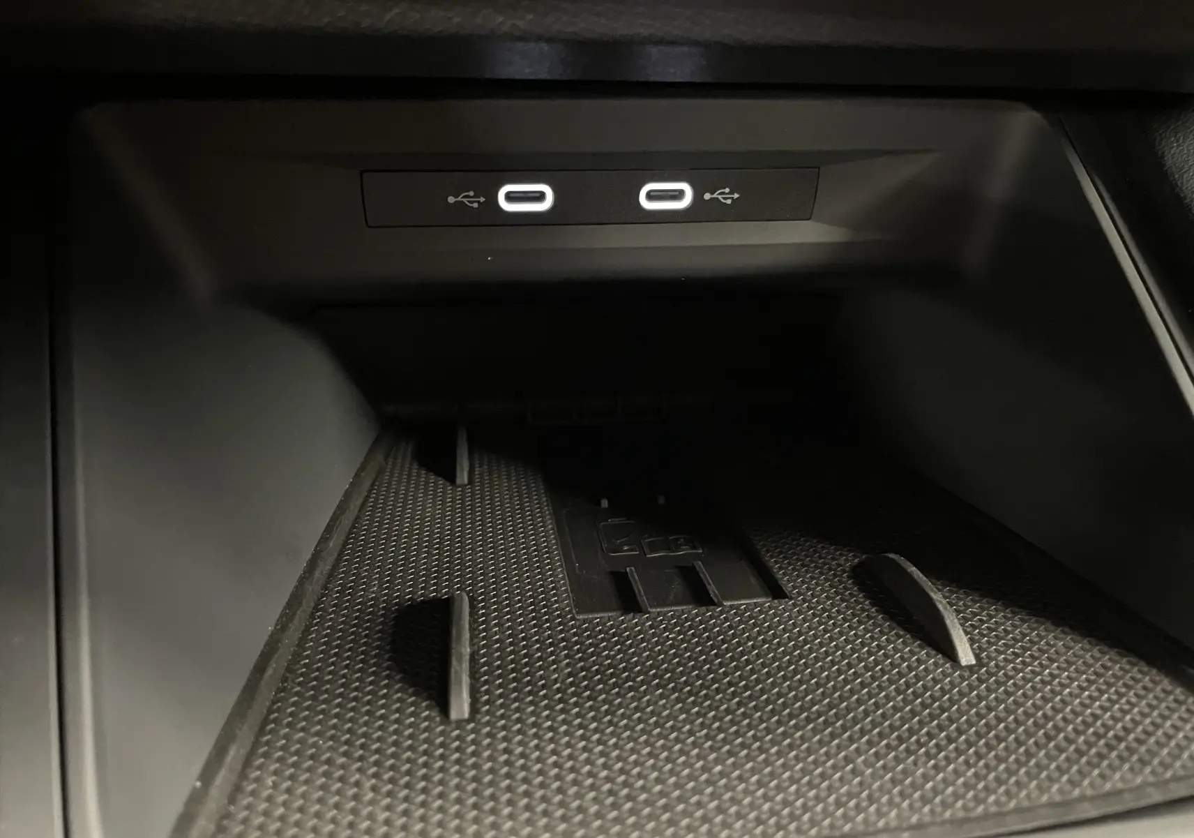 Gros plan sur la console centrale du CUPRA Formentor 2025 avec deux ports USB-C illuminés en blanc.