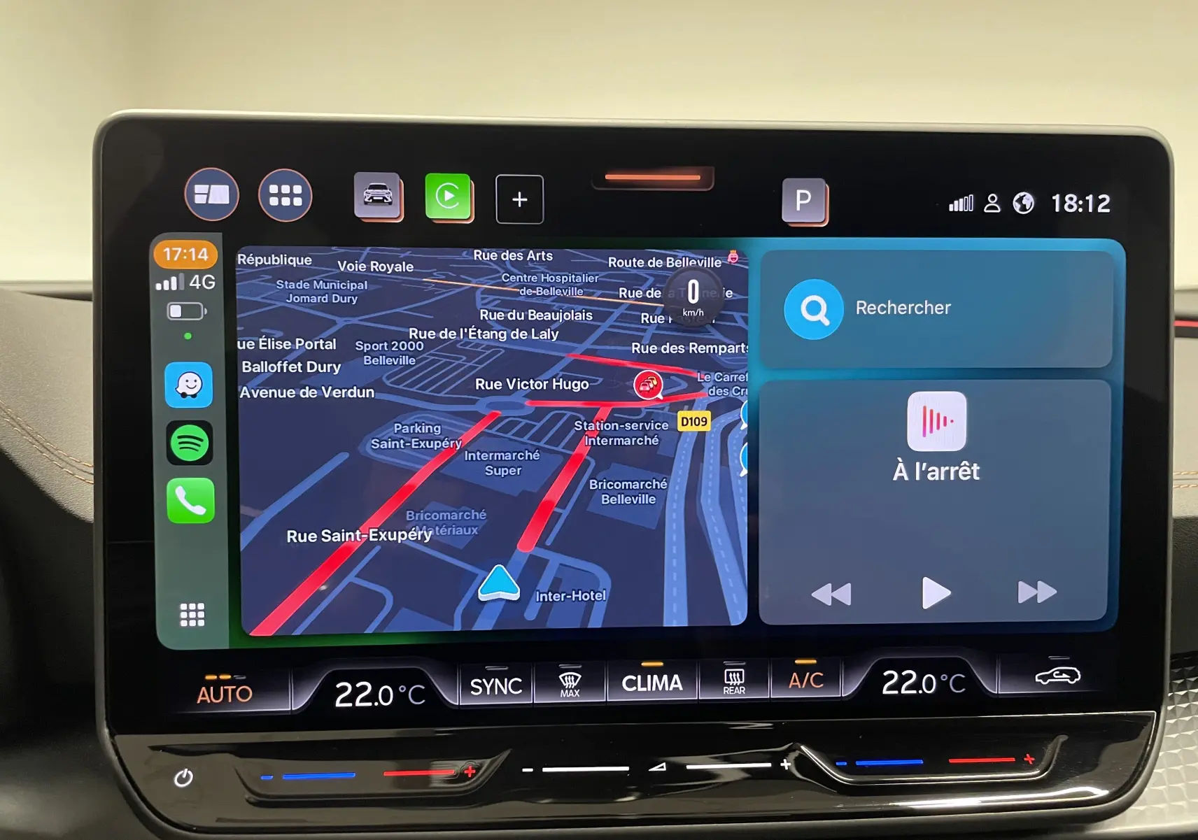 Écran tactile central du CUPRA Formentor 2025 affichant la navigation et les commandes climatiques en intérieur.