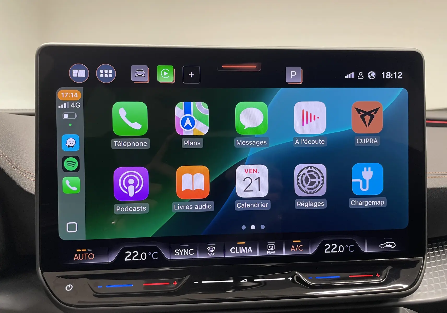 Écran tactile central affichant les applications connectées dans l'habitacle du CUPRA Formentor 2025.
