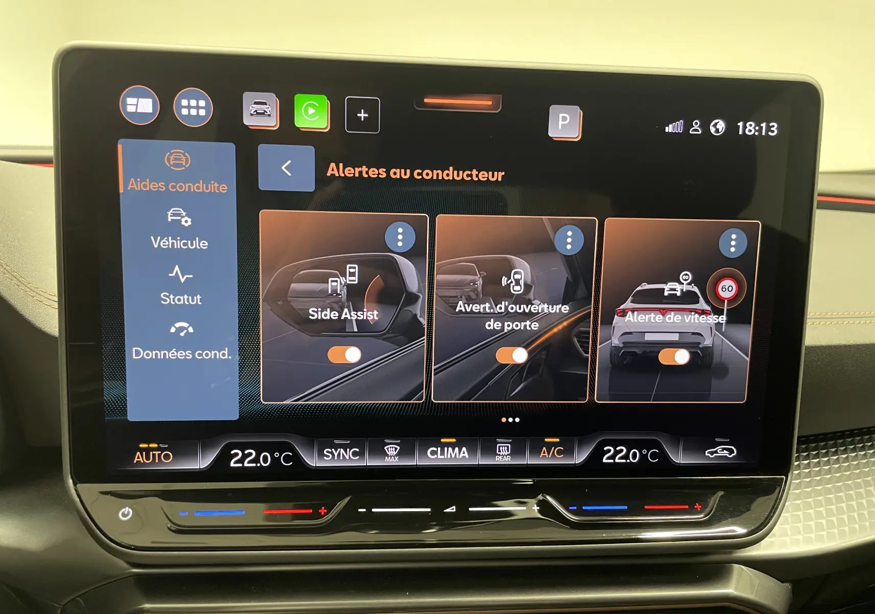Écran tactile du système d'aide à la conduite du CUPRA Formentor 2025 affichant les alertes Side Assist et vitesse.