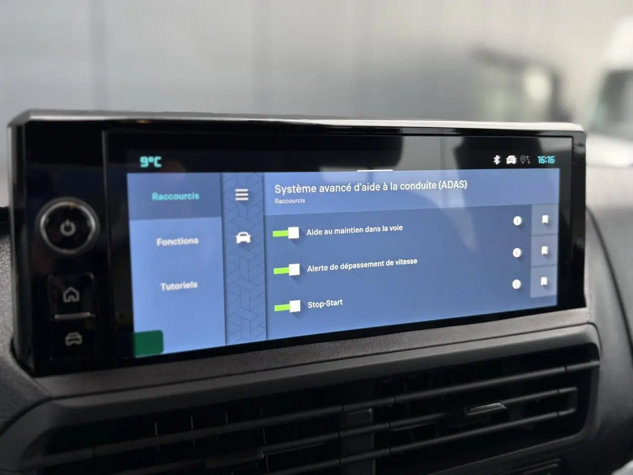 Écran tactile 10'' HD du tableau de bord du Citroën Jumpy XL noir, affichant l’aide à la conduite avancée.