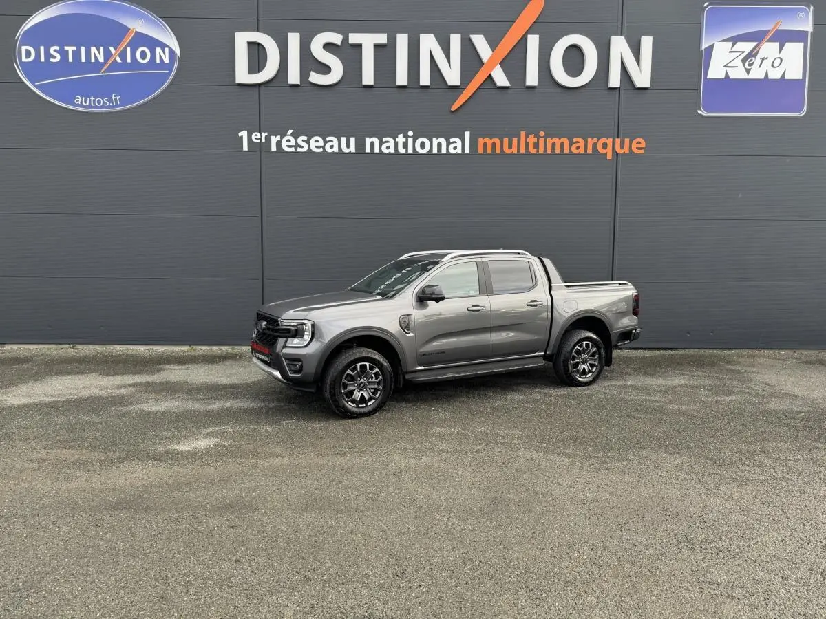 Vue latérale droite du Ford Ranger 2025 gris métallisé Wildtrak, avec benne et jantes alliage noires.