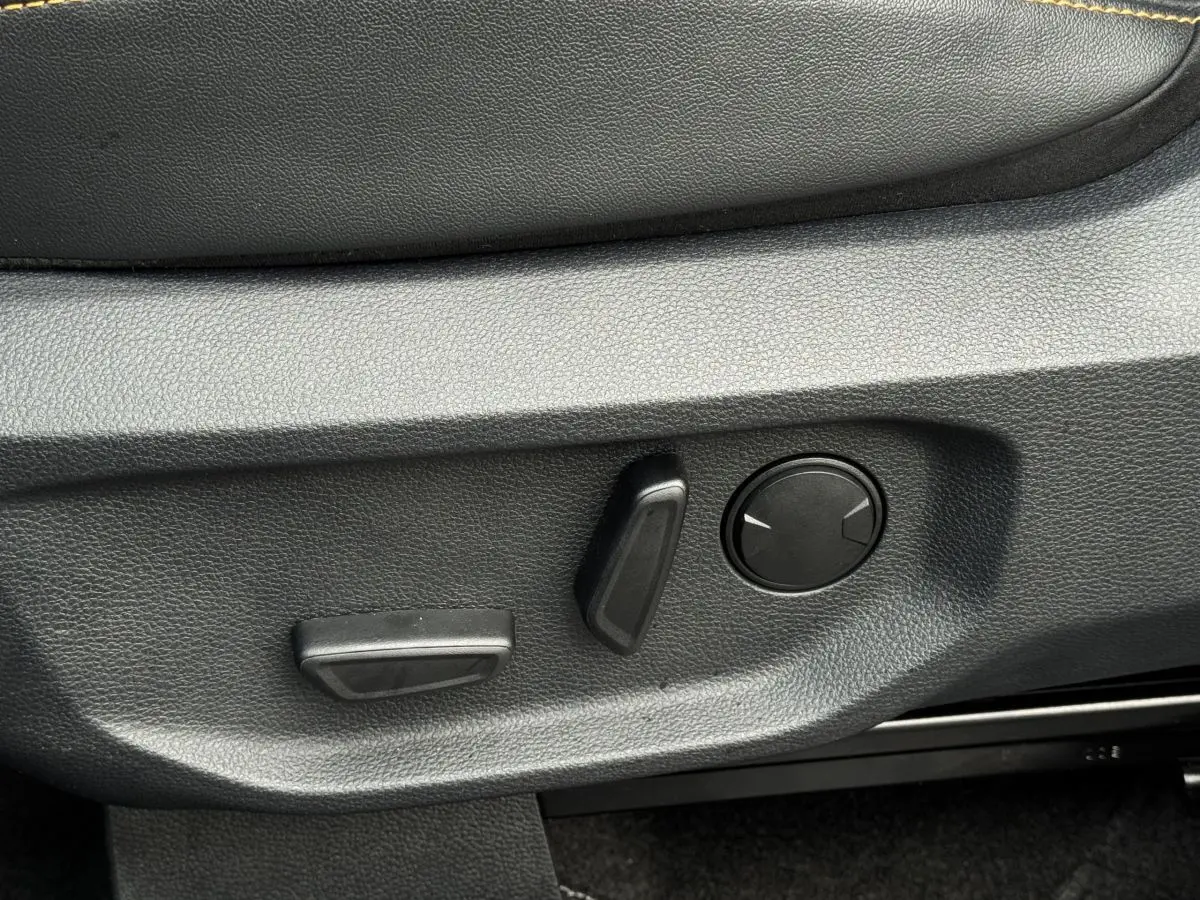 Gros plan sur les commandes de réglage électrique du siège côté conducteur du Ford Ranger 2025, finition noire.