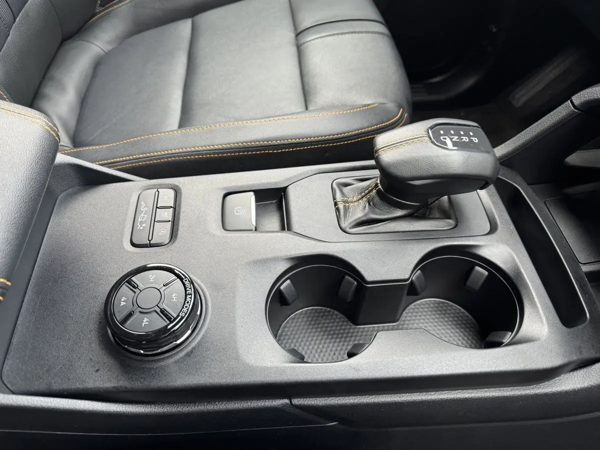 Vue rapprochée de la console centrale noire du Ford Ranger 2025 avec levier de vitesse automatique et commandes de modes de conduite.