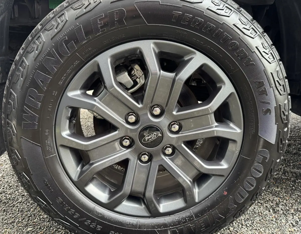 Gros plan sur la jante grise et le pneu Goodyear Wrangler du Ford Ranger 2025, vue de face.