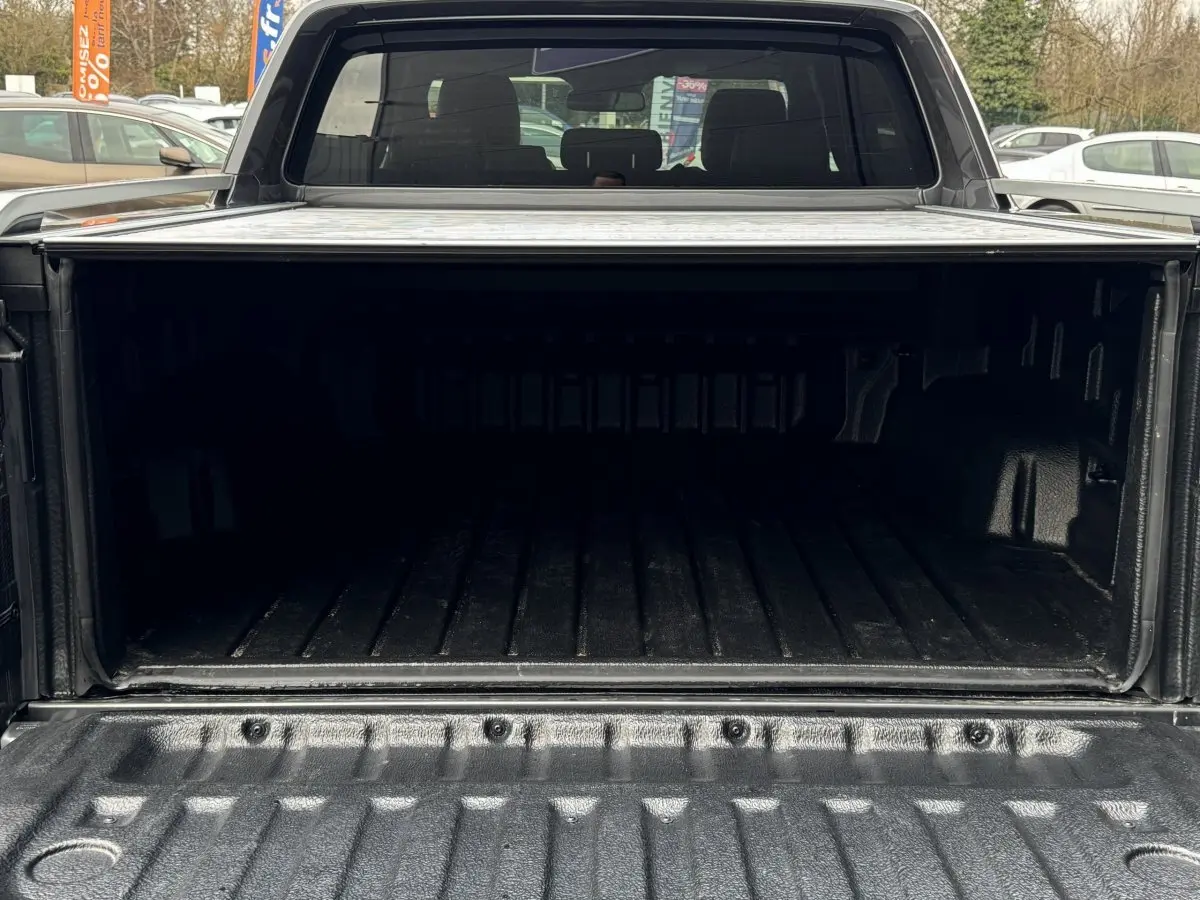 Vue arrière du Ford Ranger 2025 gris avec benne ouverte et protection de chargement visible.