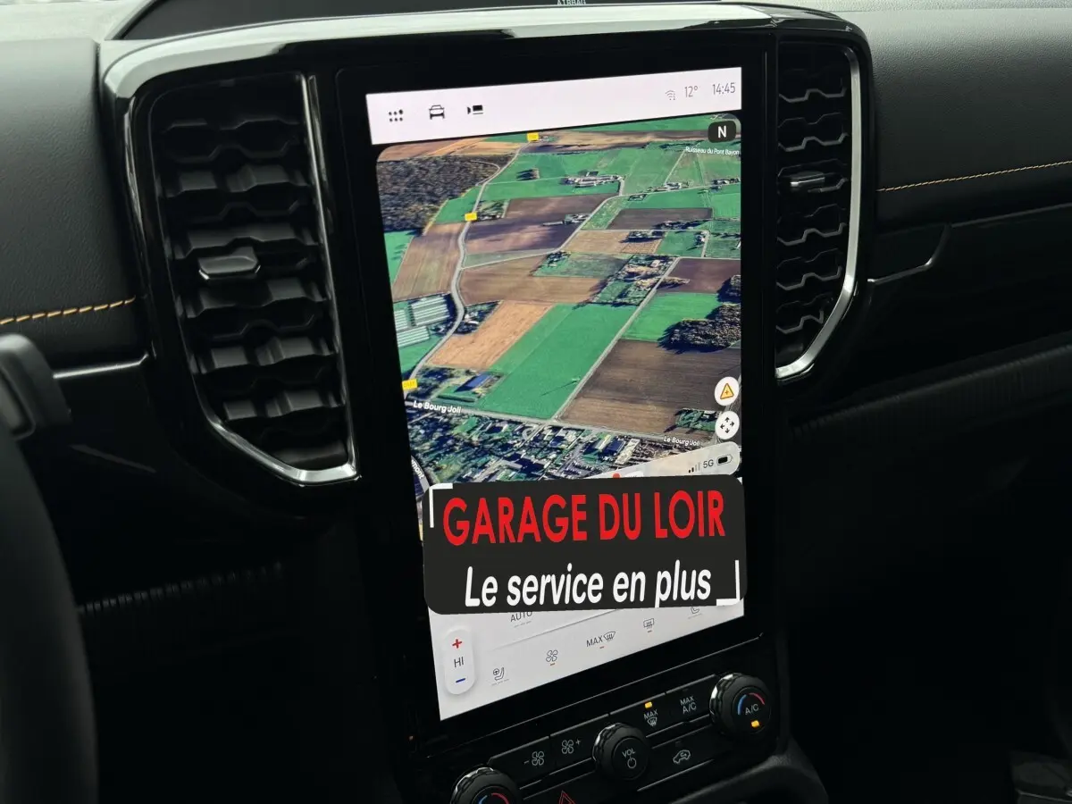 Vue intérieure du tableau de bord du Ford Ranger 2025 avec écran tactile central affichant une carte de navigation.