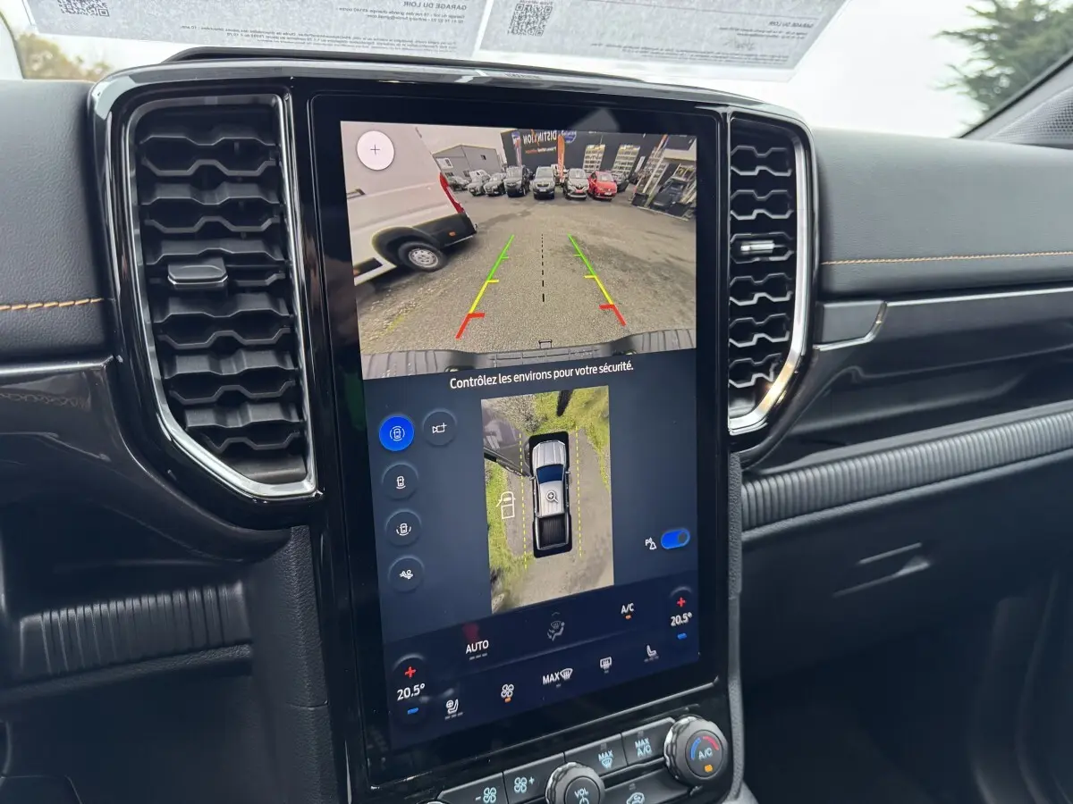 Vue rapprochée de l’écran tactile central du Ford Ranger 2025, affichant la caméra de recul et l’aide au stationnement.