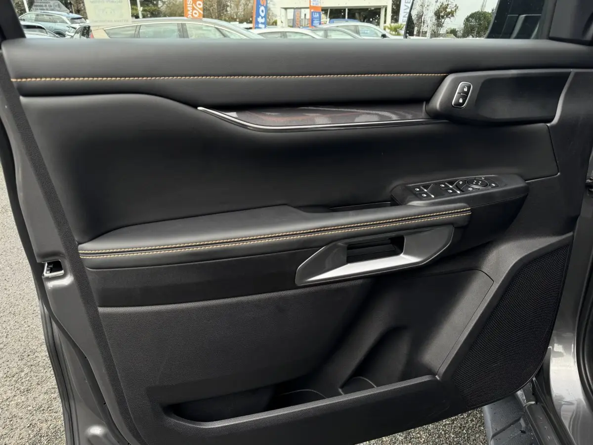 Porte intérieure côté conducteur noire avec surpiqûres jaunes et commandes électriques sur un Ford Ranger 2025.