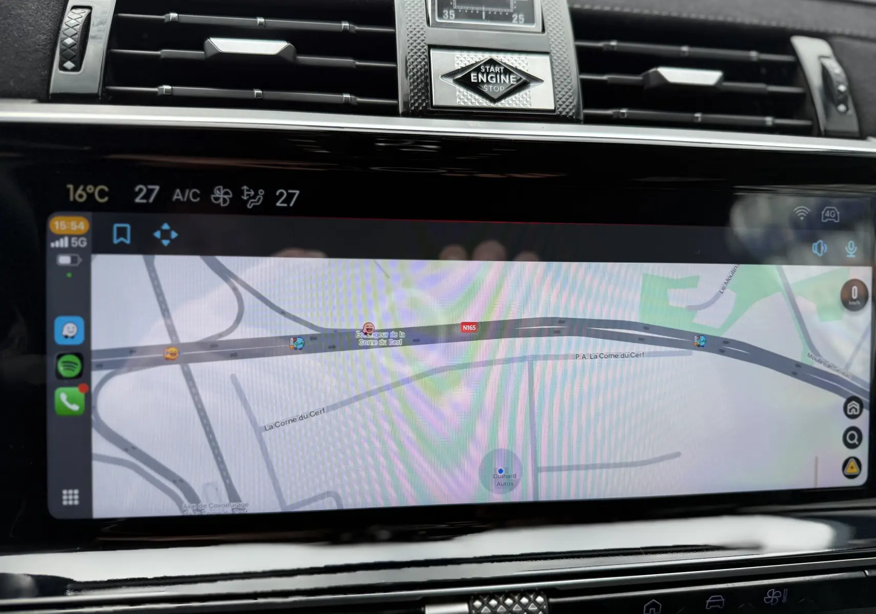 Vue rapprochée de l’écran tactile central du DS7 2025 gris titane, affichant la navigation GPS et la climatisation.