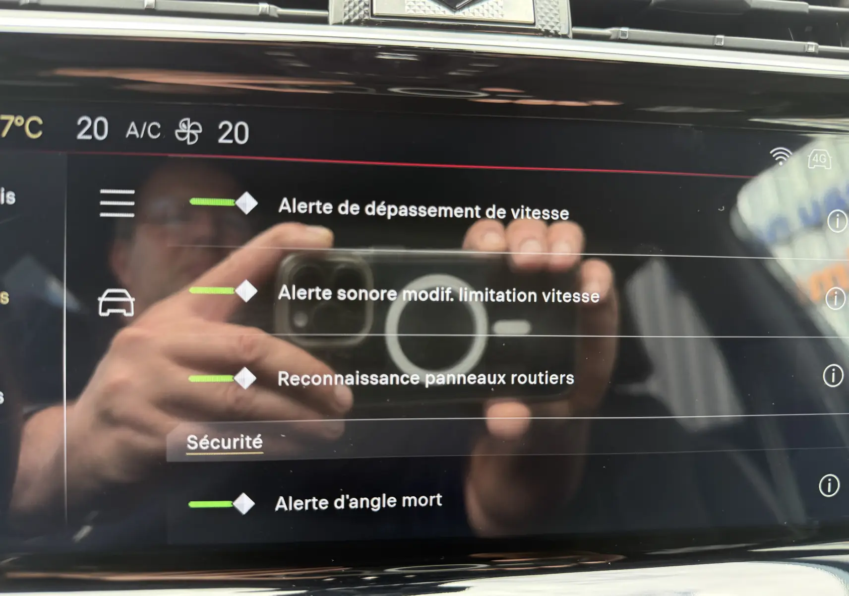 Écran tactile intérieur du DS7 gris titane 2025 affichant les alertes de sécurité et la climatisation à 20°C.
